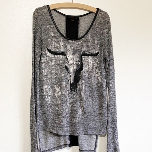 Rock & Republic® Lurex Drop-Tail Hem Steer head lightweight sweater - Picture 1 of 6